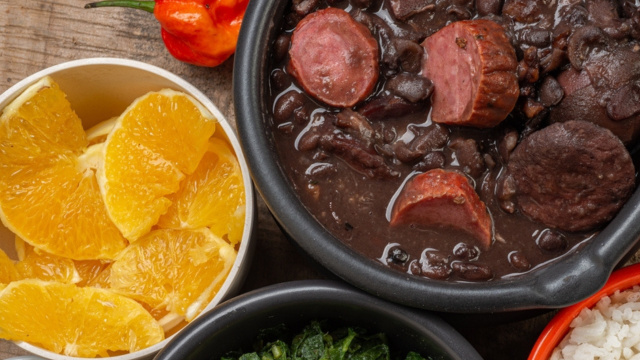 Por que recebemos uma fatia generosa de laranja na feijoada?