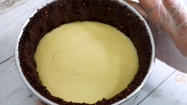 Creme de chocolate branco na base de biscoito. (créditos: reprodução/Youtube Receitas do Will)