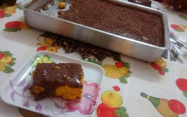 Bolo de cenoura com cobertura em menos de 20 minutos é possível (Créditos: TudoGostoso/Jessica Santos)