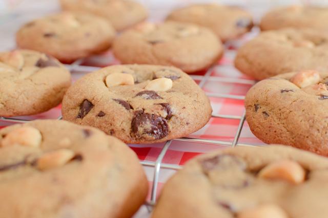 Esse biscoito de açúcar mascavo com macadâmia torrada e gotas de chocolate conquista corações: receita fácil pra fazer no fim de semana