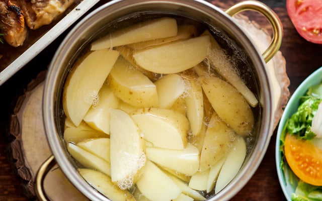 É por isso que você deve começar a cozinhar suas batatas com casca