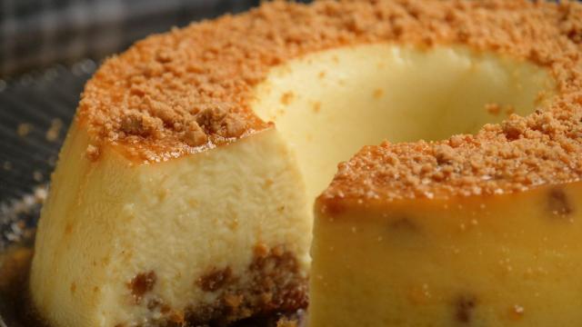 O pudim vai ficar ainda mais gostoso com a adição da crocância da paçoca (Créditos: TudoGostoso)