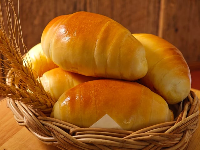 Domingo é dia de descansar, por isso este pão de micro-ondas do TudoGostoso que fica pronto em minutos é perfeito!