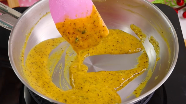 A redução de maracujá é muito fácil de fazer e vai dar um sabor intenso e cítrico para o recheio (Créditos: Reprodução / YouTube @AnelyseMartins)