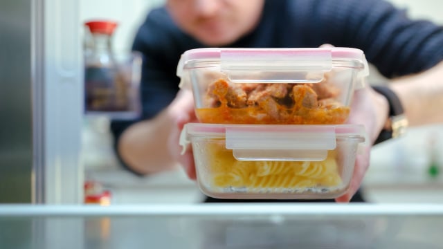 Guardar a comida no momento certo faz toda a diferença na segurança da refeição. (Foto: Shutterstock)
