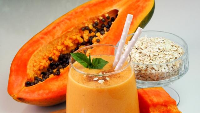 Minha vida mudou desde que eu passei a beber esse smoothie de mamão com aveia todos os dias
