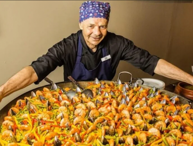 Paella gigante é servida em tacho de um metro de diâmetro. (Foto: divulgação)