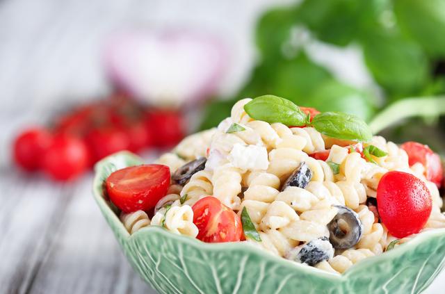 Bem simples de fazer, o preparo dessa salada consiste em cozinhar o macarrão e misturá-lo com todos os demais ingredientes (Créditos: Shutterstock)