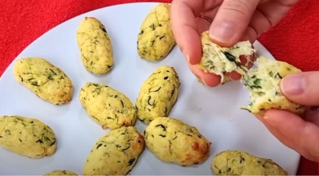 Bolinhos de abobrinha ficam prontos após 15 minutos no forno (Reprodução Youtube @nutricionistapatricialeite)