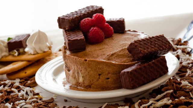 Torta gelada de Bis coberta por mousse de chocolate e decorada com framboesa e pedaços de Bis (Créditos: TudoGostoso)