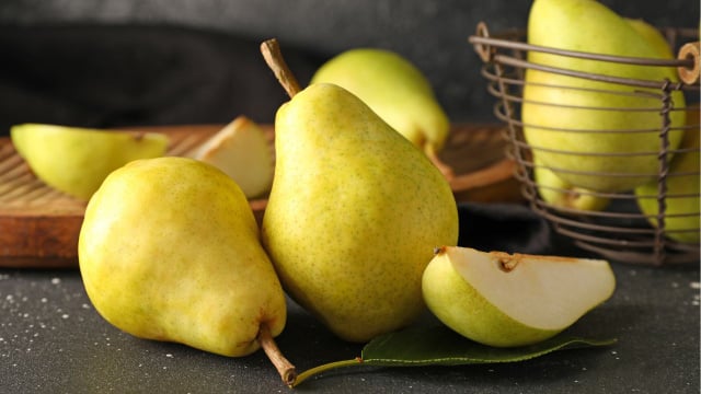 A pera é uma das frutas mais interessantes para quem precisa controlar a glicemia no dia a dia (Créditos: Shutterstock)