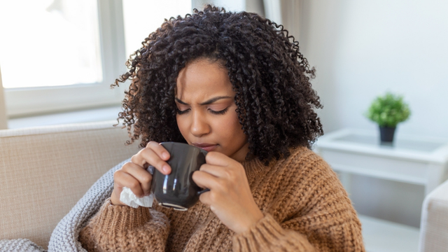 Nem chá de camomila, nem chá de hortelã: essa é a bebida natural para aliviar dores de cabeça