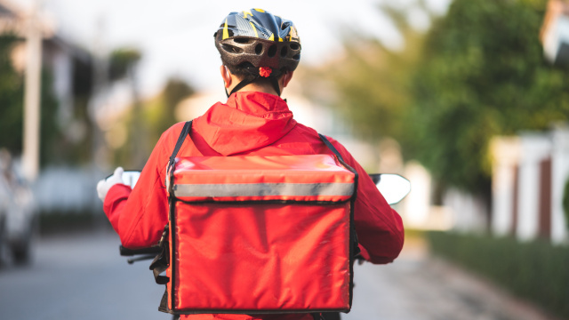 Já pensou se essa moda pega? Novo modo de delivery deixa moradores dessa cidade completamente apavorados