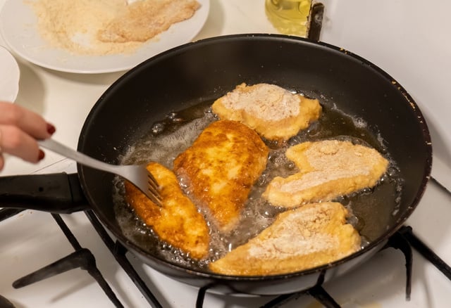 Cheiro de fritura em casa ficou para trás: é só ferver essas sobras de comida para não ter mais esse problema