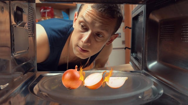 Por que cebolas soltam faíscas quando vão para o micro-ondas?