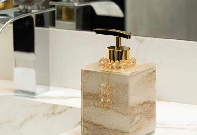 Porta-sabonete líquido sofisticado com acabamento marmorizado e detalhes dourados (Divulgação: Shopee).