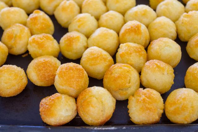 Melhor que batata frita, crocante e irresistível: bolinho frito de batata com queijo é o petisco dos sonhos para quem ama esses dois ingredientes
