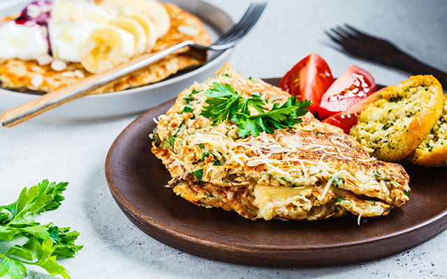 Com poucos ingredientes você preparar um omelete fit com aveia para rechear como quiser e ter uma refeição simples e nutritiva