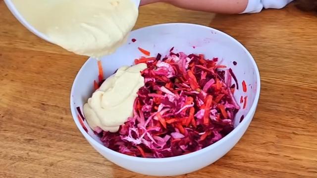 Nutricionista ensina a fazer uma salada cremosa para comer à vontade e emagrecer: fácil de fazer e com poucas calorias