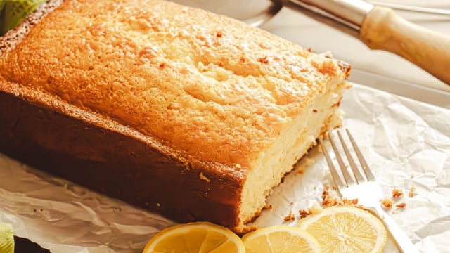 Um bolo macio e fresco, com um sabor delicado: bolo mágico de limão sem glúten e sem açúcar!