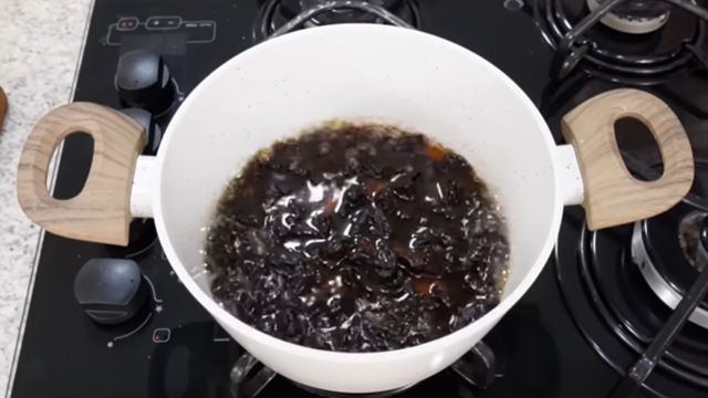 Deixe as ameixas cozinharem até ficarem bem macias. (créditos: reprodução/Youtube Carla Tataro)