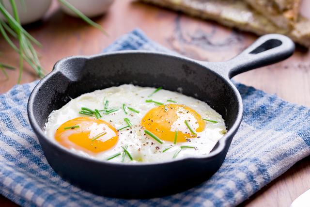 Chega de gemas muito cozidas e claras cruas: chef revela técnica para cozinhar um ovo frito com perfeição