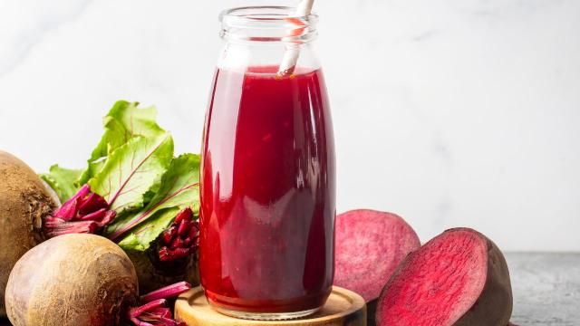 O suco de beterraba com gengibre, couve e laranja tem muitos nutrientes. (Créditos: Shutterstock)