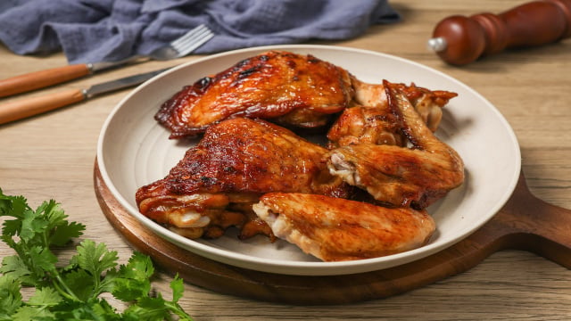 Técnica culinária para assar aves inteiras mantendo a carne macia e saborosa. (Foto: Shutterstock)