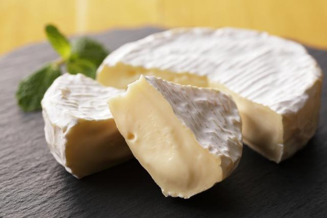 "À beira da extinção": uma triste notícia aos fãs de queijo Brie e Camembert