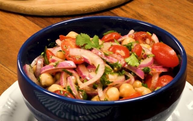 A salada de grão-de-bico é crocante e colorida (Créditos: TudoGostoso)