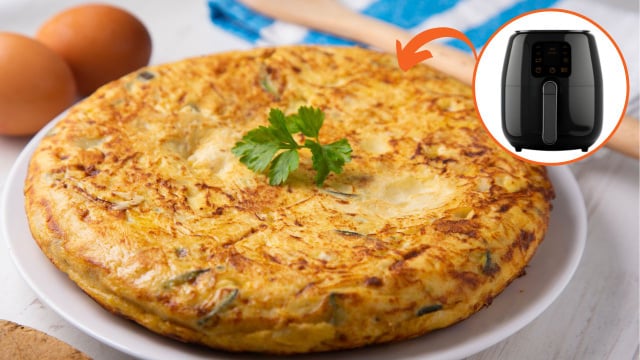 Quando estou atrasada faço essa omelete low carb na airfryer para o café da manhã: fácil de fazer e muito cremosa