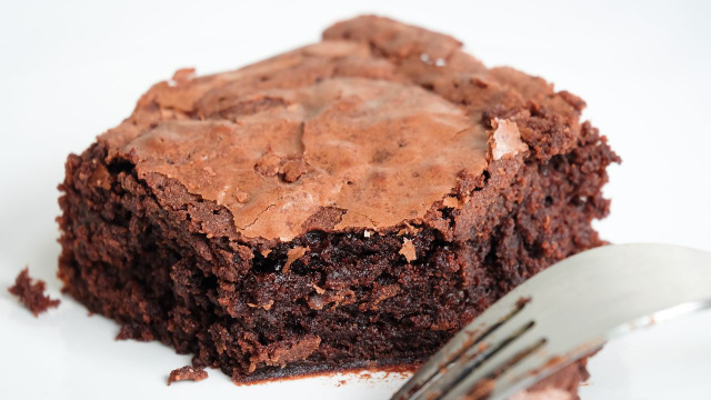 Desde que aprendi a fazer esse brownie no micro-ondas não faço mais no forno: receita fácil e sem açúcar fica uma delícia