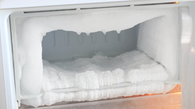 O truque do papel alumínio que faz seu freezer descongelar em minutos