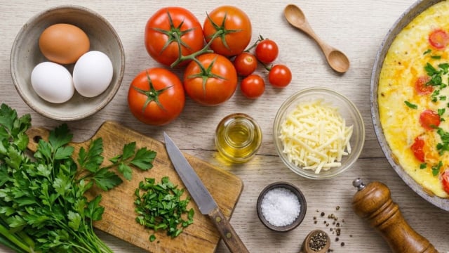 São pouquíssimos ingredientes para fazer essa omelete deliciosa (Créditos: Imagem gerada com IA)