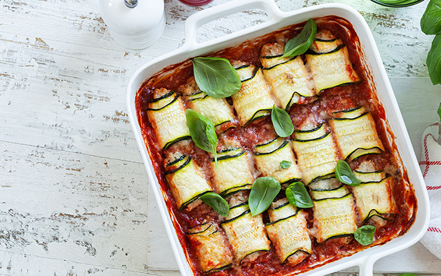 Adeus lasanha: descubra o rotolo de abobrinha que vai virar seu prato recheado de forno favorito