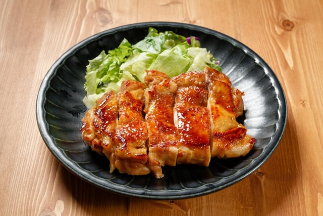 Uma mistura simples de gordura, acidez e aromáticos pode mudar completamente o resultado do seu frango. (créditos: Shutterstock)