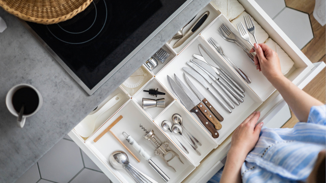 Adeus gavetas nas cozinhas pequenas: nova forma de guardar a louça e talheres economiza muito espaço