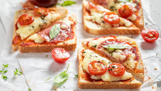 Essa pizza de pão de forma virou a salvação das férias com as crianças em casa