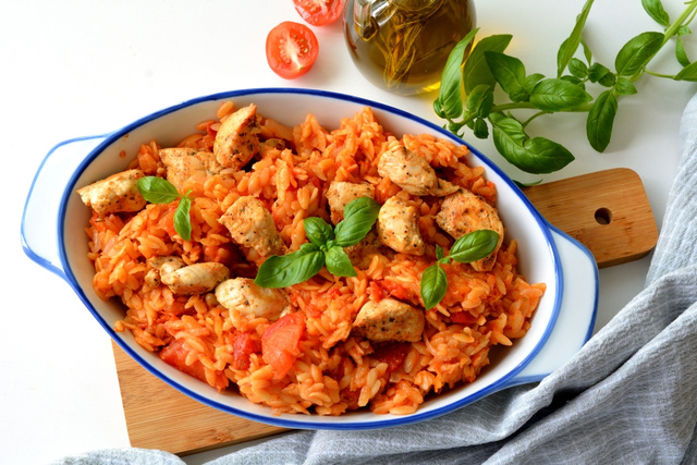 Arroz de frango e tomate de uma panela só é uma refeição perfeita para o meio da semana: adaptei a receita da minha sogra e ficou ainda melhor!