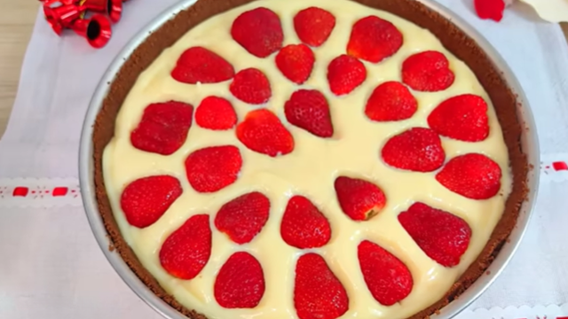 Use os morangos inteiros no recheio para que não soltem água e deixem a torta mole. (créditos: Reprodução Youtube: Delícias da Thata) 