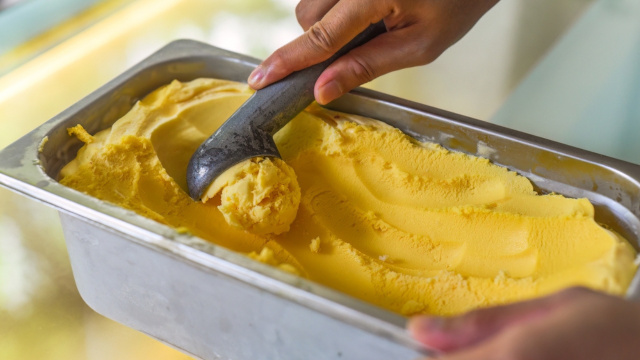Sorvete de manga caseiro e cremoso: receita rápida com leite condensado e creme de leite é a melhor sobremesa do mundo!