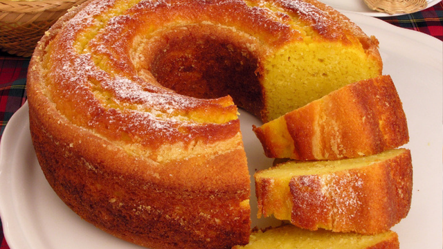 Bolo de milho fofinho de liquidificador: receita de confeiteira fica divina e é um lanche delicioso!