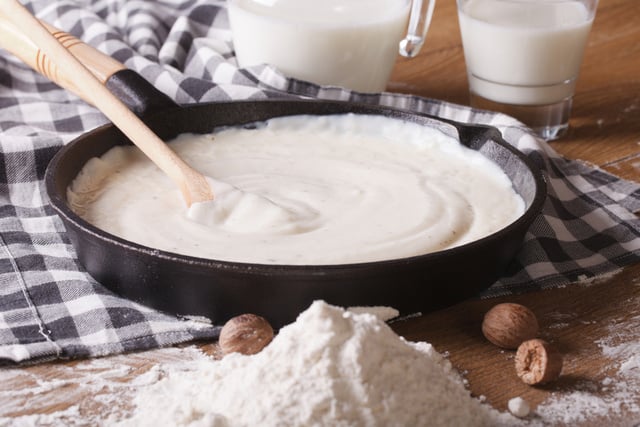 O acompanhamento que transforma qualquer almoço em refeição de restaurante: receita de batatas com molho bechamel