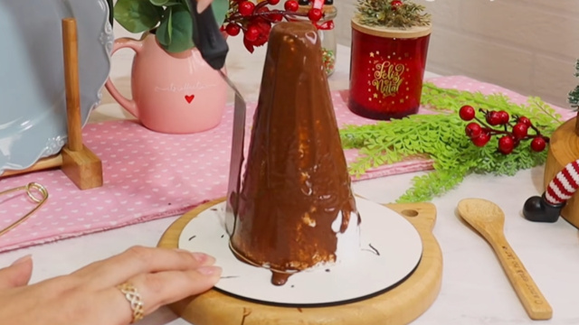 Cobrir o cone com chocolate vai deixar o acabamento da árvore mais bonito (Créditos: Reprodução / YouTube @AnelyseMartins)