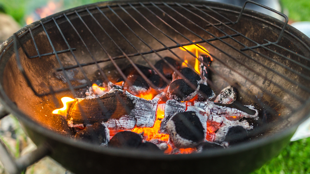 Carne grudando na grelha? Esse truque com vinagre vai salvar o seu churrasco