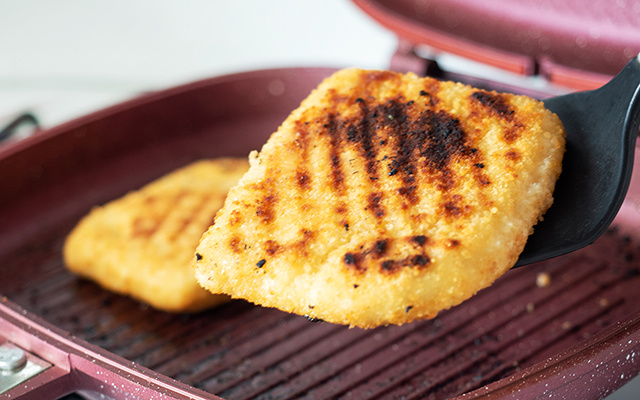 Esse pão de queijo de frigideira é tão fácil que faço no café e no lanche