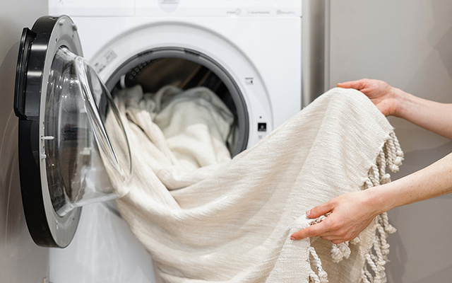 Nem na lavanderia, nem à mão: como lavar cortinas na máquina sem medo em casa, poucos conhecem esse truque
