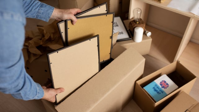 Evite deixar caixas acumuladas na garagem ou varanda de casa (Créditos: Magnific)