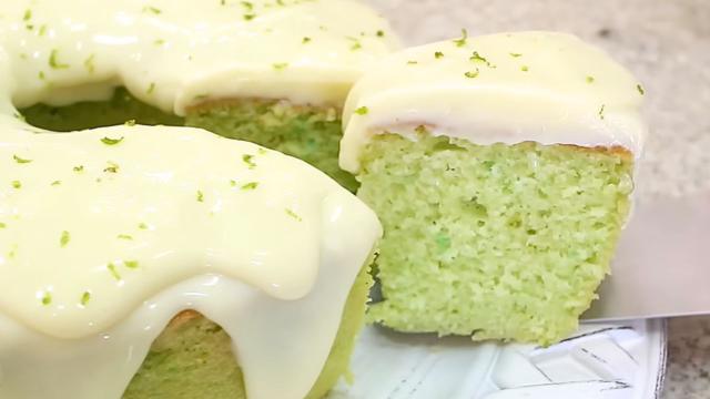 Bolo de limão como você nunca viu: fofinho, fácil de fazer e com uma calda de dar água na boca