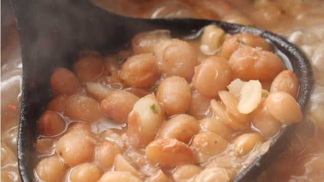 Usar louro ou outras ervas também garante um sabor muito mais intenso ao feijão do dia a dia (Créditos: Shutterstock)
